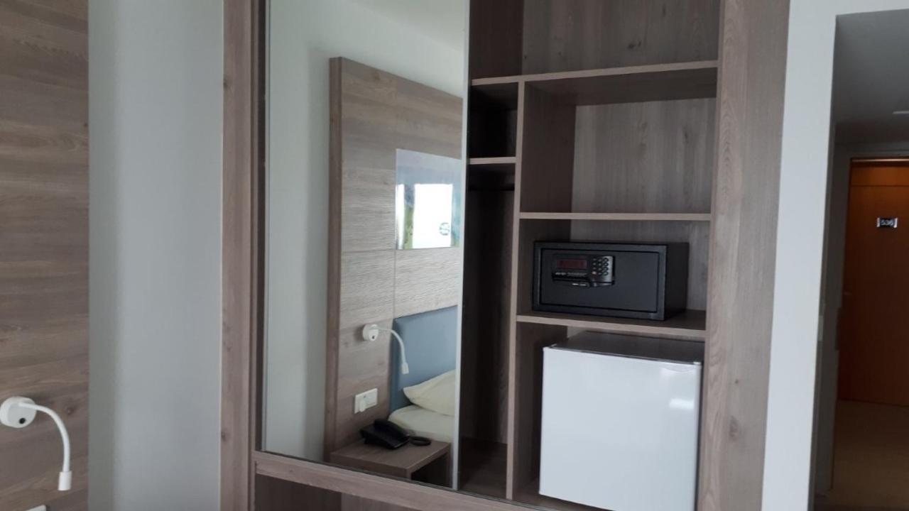 Karousos Beach Rooms アヤナパ エクステリア 写真